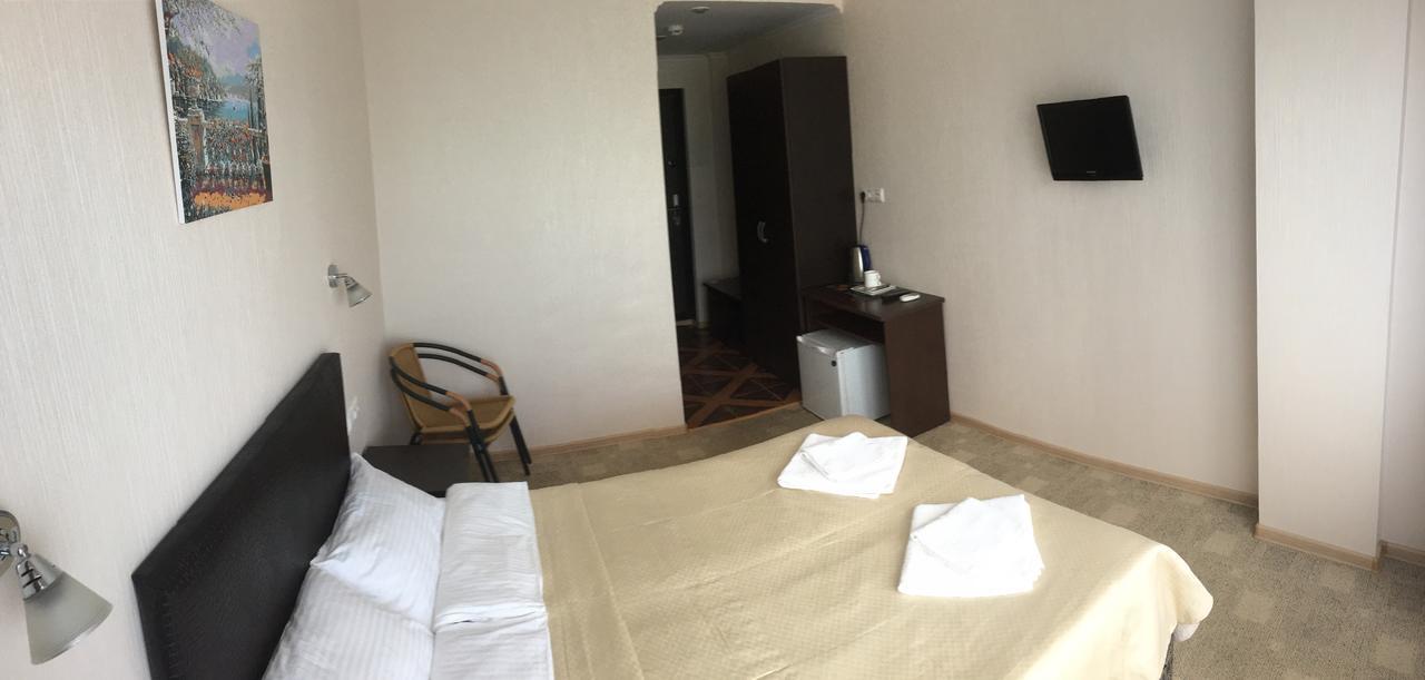 Iceberg Hotel Pizunda Bagian luar foto